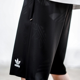 Прямые чёрные с принтом Adidas шорты на резинке с завязками