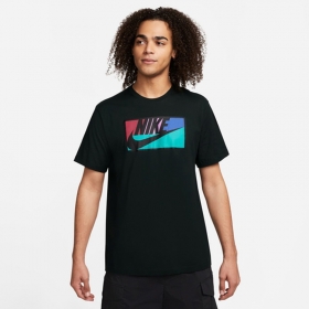 Nike футболка прямого кроя в черном цвете с ярким принтом на груди