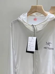 Белая олимпийка Arcteryx с капюшоном и на молнии с логотипом бренда 