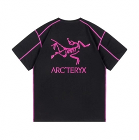 Чёрная футболка с наружными розовыми швами Arcteryx из 100% хлопка