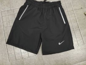 Рефлектив чёрные спортивные шорты на резинке от бренда Nike
