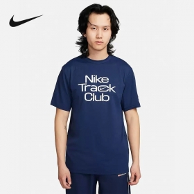 Футболка с надписью на груди Nike выполнена в темно-синем цвете
