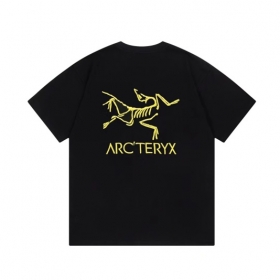 Базовая чёрная футболка фирменным логотипом Arcteryx 