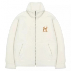 Молочного цвета шерпа-куртка на молнии и накладным карманом от MLB