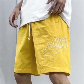 Спортивные жёлтые шорты Nike с фирменным логотипом
