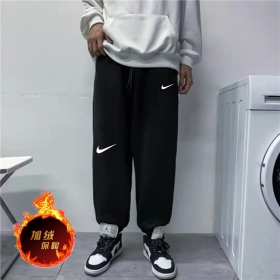 Практичные черные штаны из качественных материалов Nike