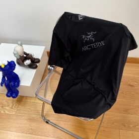 Черная хлопковая футболка  Arcteryx с логотипом бренда спереди
