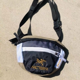 Универсальная бежево-серая сумка на плечо и через пояс Arcteryx