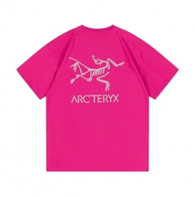 Розовая классического кроя футболка с логотипом от бренда Arcteryx 