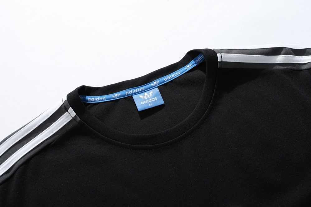 Спортивный свитшот Adidas чёрный с круглым вырезом и манжетой