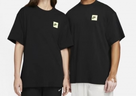 Удобная в черном цвете футболка Nike с большим напечатанным принтом