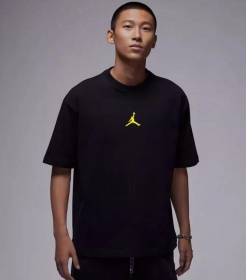 Nike Jordan футболка в черном цвете с ярким принтом