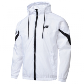 Белая с карманами и объёмным капюшоном ветровка Nike