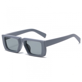 Солнцезащитные очки серые квадратной формы в наличии 