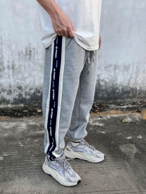 Универсальные в сером цвете штаны от бренда Adidas