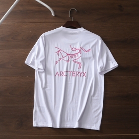 Футболка хлопковая белая Arcteryx с розовым логотипом бренда на спине