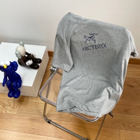 Серая хлопковая футболка от Arcteryx с логотипом бренда на груди