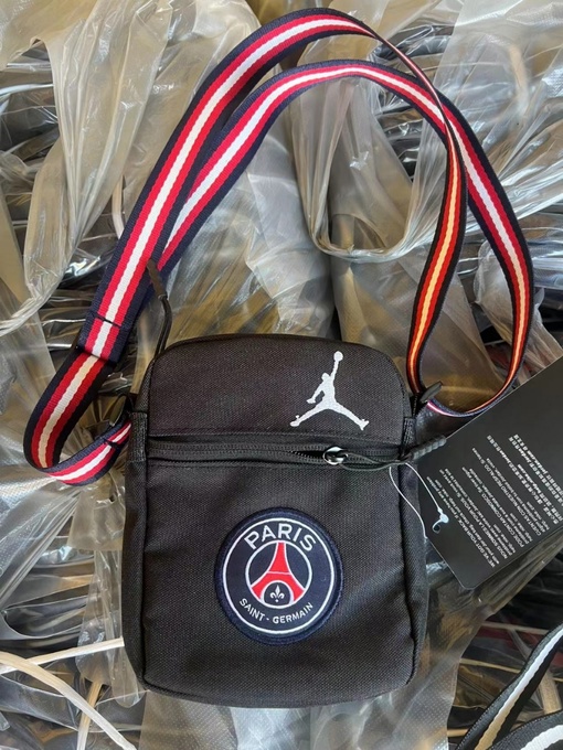 Спортивная чёрная через плечо сумка Jordan с вышитым логотипом