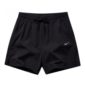 Комфортные шорты на резинке Nike выполнены в черном цвете
