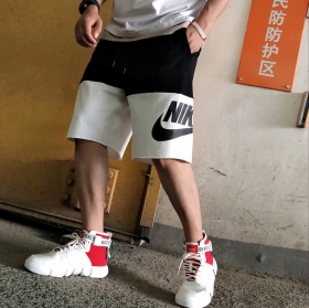 Чёрно-белые с логотипом бренда Nike шорты по колено
