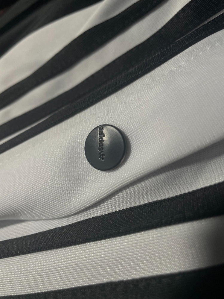 Спортивные штаны Adidas чёрно-белые выполнены на кнопках по бокам