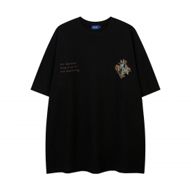 Хлопковая чёрная футболка с принтом "Цветы" от бренда Let's Rock