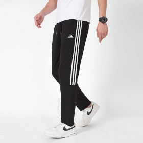 Черного цвета штаны с белыми лампасами Adidas модель на резинке