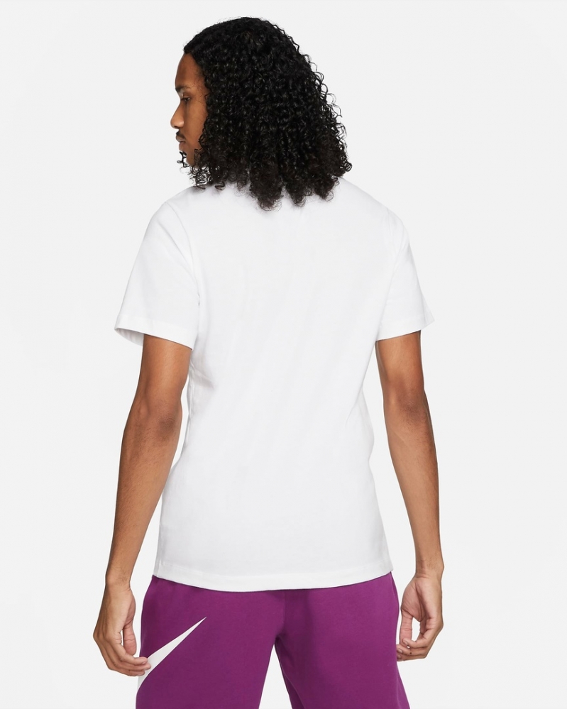 Базовая белая футболка Nike с ярким принтом на груди