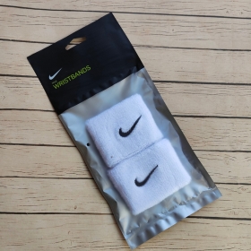 Напульсник Nike белого цвета с фирменным логотипом