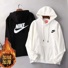 Эксклюзивное теплое худи Nike выполнено в белом цвете