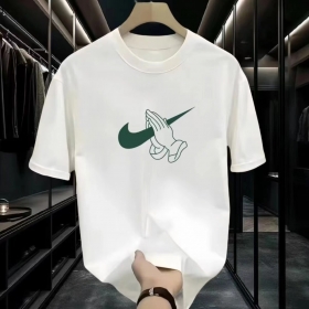 С эластичной горловиной футболка в белом цвете Nike