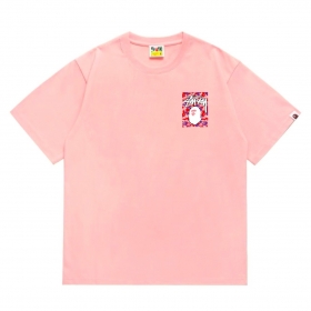 Стильная розовая футболка BAPE с напечатанным принтом на спине
