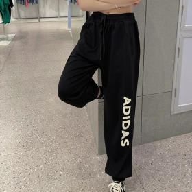Широкие спортивные чёрные штаны с надписью сбоку Adidas