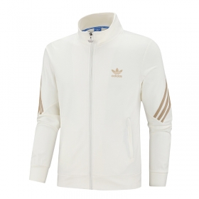 На молнии белая олимпийка от бренда Adidas с двумя карманами