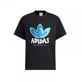 Классического покроя чёрная футболка с надписью Adidas