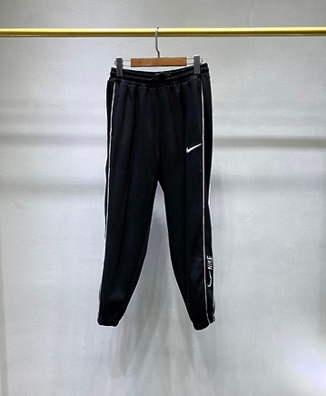 Чёрные утепленные спортивки Nike Swoosh с полосами