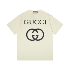 Базовая от бренда GUCCI футболка выполнена в белом цвете