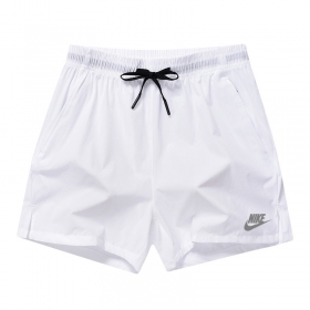 Белые шорты с фирменным лого Nike выполнены на резинке