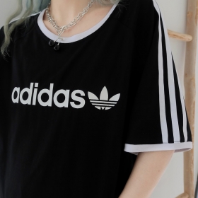 Стильная чёрная Adidas футболка с логотипом на груди