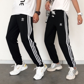 Чёрного-цвета с белыми полосками по бокам спортивки Adidas