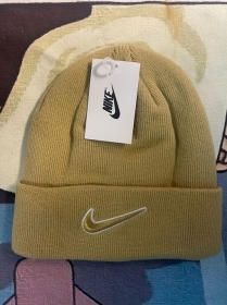 Коричневая универсальная шапка с фирменным лого Nike