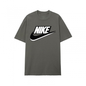 Серая с логотипом Nike на груди классического фасона футболка