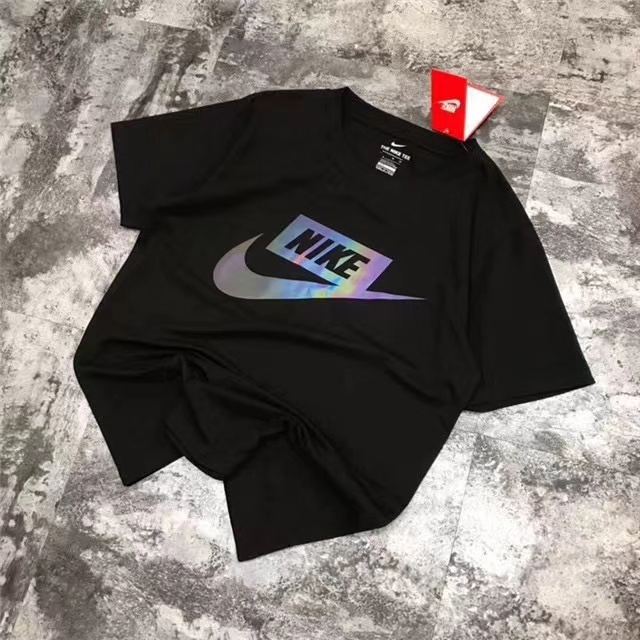 Футболка чёрная от бренда Nike прямого кроя с коротким рукавом