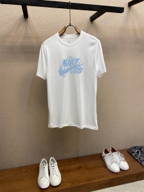 Прямого кроя Nike модная футболка в белом цвете с принтом
