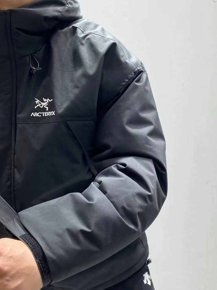 Чёрная классическая куртка Arcteryx с фирменным лого на груди