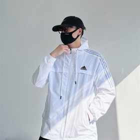 Белая лёгкая Adidas с карманами и капюшоном ветровка