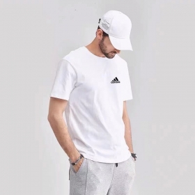 Белая спортивная футболка Adidas с маленьким логотипом на груди