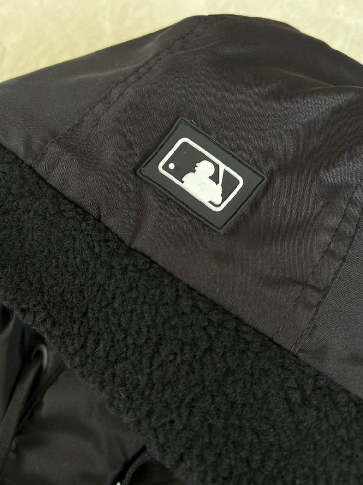 Чёрная куртка MLB с нашитыми карманами и манжетами на липучках