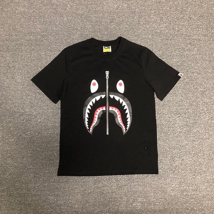 Однотонная чёрная с фирменным рисунком от Bape футболка прямого кроя