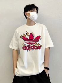 Белая хлопковая с малиновым лого на груди Adidas футболка